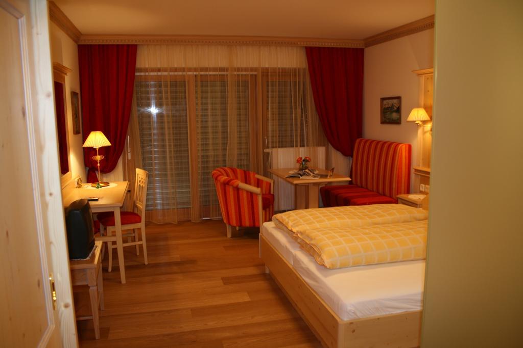 Hotel Schoene Aussicht Kartitsch Exterior foto